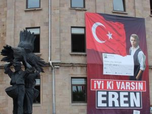 Giresun Belediyesi Şehrin Her Yerini ‘ İyi Ki Varsın Eren’ Afişi İle Süsledi.