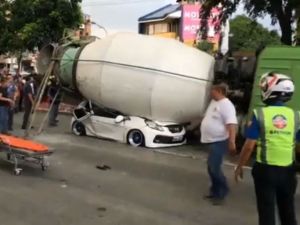 Beton Mikseri Otomobilin Üzerine Devrildi: 1 Ölü, 3 Yaralı
