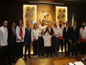 Bakan Bak, Milli Sporcuları Kabul Etti