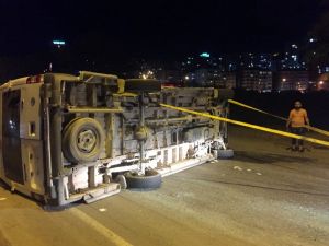 Yolcu Minibüsü İle Otomobil Çarpıştı: 12 Yaralı