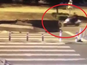 Çöken Yol Motosikletliyi Yuttu
