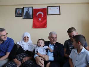 Başbakan Yıldırım’dan 15 Temmuz Şehidinin Ailesine Ziyaret