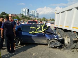 Kamyonla Otomobil Çarpıştı: 1 Ölü, 2 Yaralı