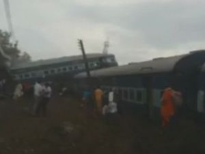Tren Raydan Çıktı: 20 Ölü, 150 Yaralı