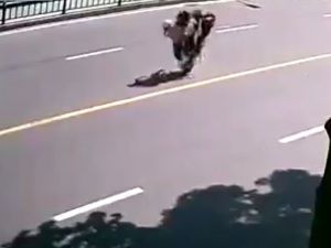 Sert Fren Yapan Motosiklet Takla Attı