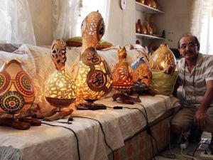 Su Kabaklarını Sanat Eserine Dönüştürüyor