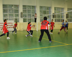 Bayanlar Hünerlerini Voleybolda Sergiliyor