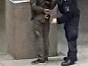 Heykele Bomba Yerleştirmeye Çalışırken Yakalandı