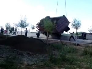 Kamyon İşçinin Üzerine Düştü !