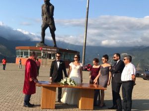 Dünyanın En Büyük Atatürk Heykelinin Önünde Nikah Kıydılar