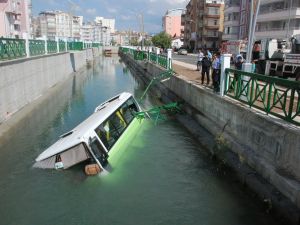Midibüs Sulama Kanalına Düştü: 5 Yaralı