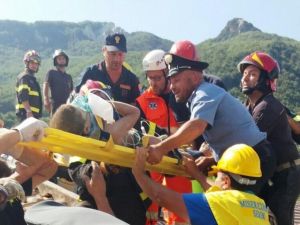 İtalya’da 3 Kardeş Enkazdan Sağ Kurtarıldı