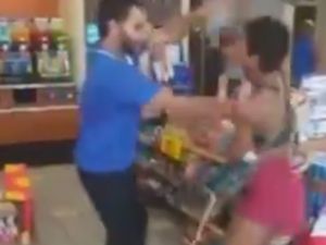 Erkek Çalışan İle Kadın Müşteri Birbirine Girdi