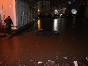 Ev Ve İş Yerlerini Su Bastı, Otomobiller Suya Gömüldü