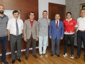 Şampiyon Boksörden Başkan Gümrükçüoğlu’na Altın Madalya Sözü