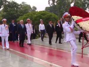 Vietnam’ın İlk Başkanının Mozolesini Ziyaret Etti
