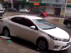 Reklam Tabelası Üstüne Düştü