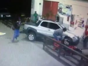 Kamyonet Benzin İstasyonuna Daldı