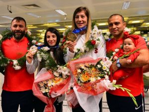 Adını Tarihe Altın Harflerle Yazdıran Adar’a Çiçekli Karşılama