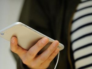 Akıllı Telefonlar Yeni Hastalık Ortaya Çıkardı: "Mesaj Boynu"