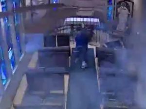 Kilisede Panik Anları Böyle Kaydedildi