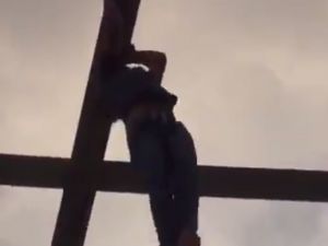 ’Örümcek Adam’ Metrelerce Yüksekten Böyle Düştü