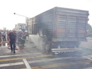 Tırın Lastikleri Alev Alev Yandı, D-100’de Trafik Durdu