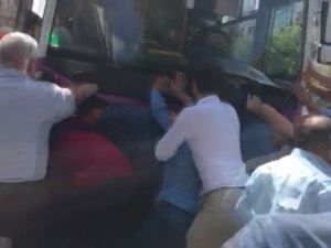 Otobüsün Altında Kalan Yaşlı Kadını Vatandaşlar Kurtardı