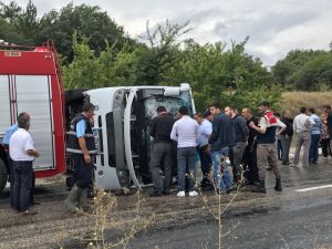 Bayram Tatili İçin Gelen Midibüs Takla Attı: 19 Yaralı