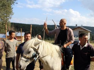 Yayla Evi Sahiplerine Atlı, Tüfekli Destek