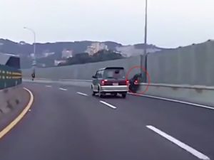 Motosikletli Başını Direğe Böyle Çarptı