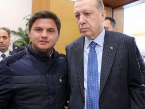 Siyasilerle Selfie Çekiyor