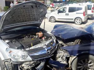 İki Otomobil Kafa Kafaya Çarpıştı: 3 Yaralı