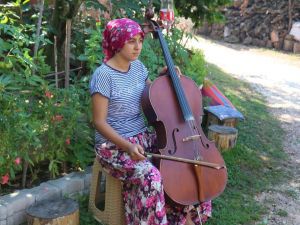 Şalvarla Çello