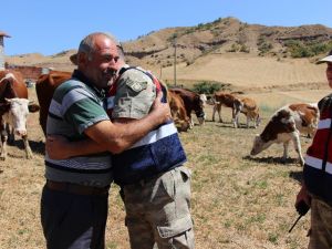 Haberi Duyunca Jandarma Ekiplerine Tek Tek Sarıldı