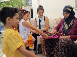Çocuklar Bayramda Yalnız Kalan Yaşlıları Unutmadı