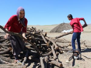 Herkes Bayram Yaparken Onlar Mangal Kömürü İçin Ter Döküyor