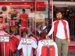 Milli Maç Öncesi Forma Satışları Tavan Yaptı