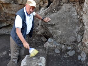 Şavşat Kalesi’nde Bin Yıllık Şarap Üretim Ünitesi Bulundu