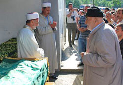 Ç.hemşin'deki kazada ölenler toprağa verildi