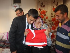 O Nineye Bayrak Hediye Edildi