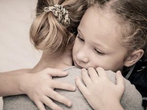 Aşırı Korumacı Anne Okul Fobisi Yapıyor