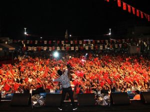 Hande Yener Ve Murat Dalkılıç On Binlere Söyledi