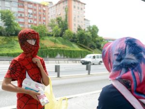 "Örümcek Adam" Kostümüyle Mendil Satışını İkiye Katladı