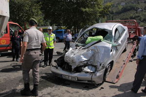 Kamyonla otomobil çarpıştı: 5 yaralı