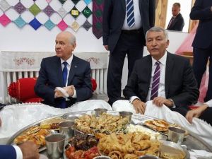 Bahçeli, Yer Sofrasında Yöresel Yemeklerin Tadına Baktı