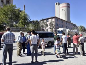 Gümüşhane’de Vatandaşlar Çimento Fabrikasına Giriş Çıkışı Kapattı