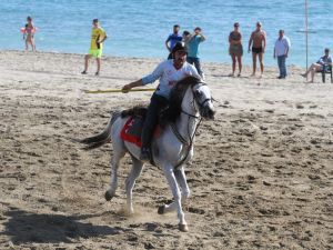 Turistlerin Boşalttığı Plajda Ciritçiler At Koşturdu