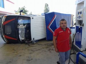 Otomobil Akaryakıt İstasyonuna Daldı