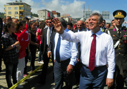 Cumhurbaşkanı Gül, Halkı Selamladı